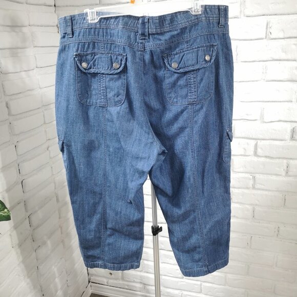 Gloria Vanderbilt Ladies Size 16 Medium Wash Lightweight Jean Capri's - Picture 2 of 8